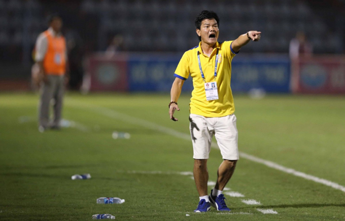 Ảnh bài viết HLV Nguyễn Văn Sỹ: "Trọng tài nặng tay khi cho thẻ cầu thủ chúng tôi"