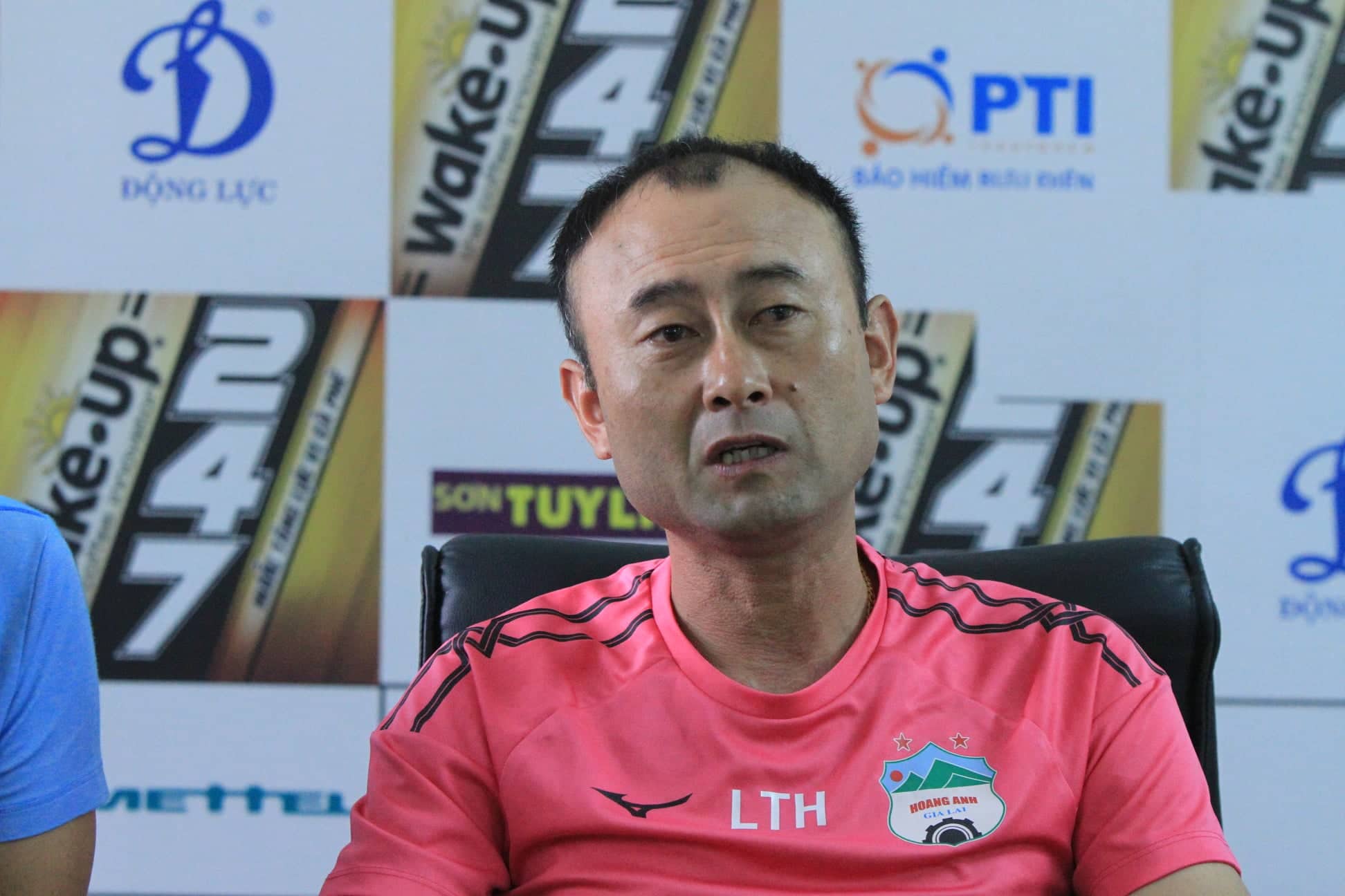 HLV Lee Tae-hoon nâng tầm lối chơi của HAGL ở V-League 2019. Ảnh: Minh Anh.