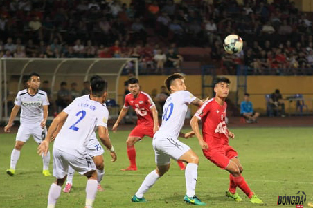 Hàng thủ HAGL đang tổ chức phòng ngự khá tốt.