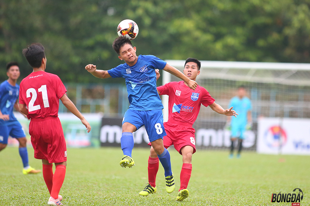 Dù U17 Viettel (đỏ) là đội bóng được đánh giá cao hơn thế nhưng U17 chủ nhà Tây Ninh đã có trận đấu đầy nỗ lực, họ sẵn sàng chơi đôi công ăn miếng trả miếng với đối thủ.