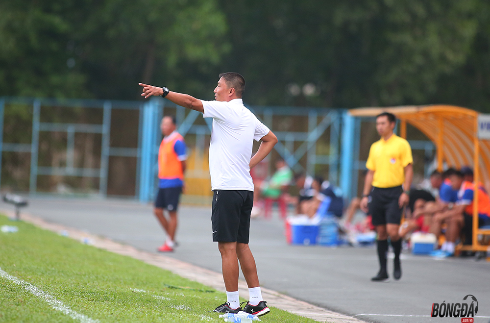 Sau khi nhận bàn thua HLV Cao Trường Chí Dũng chỉ đạo đội nhà U17 Tây Ninh đẩy cao đội hình để tìm kiếm bàn thắng san bằng cách biệt.