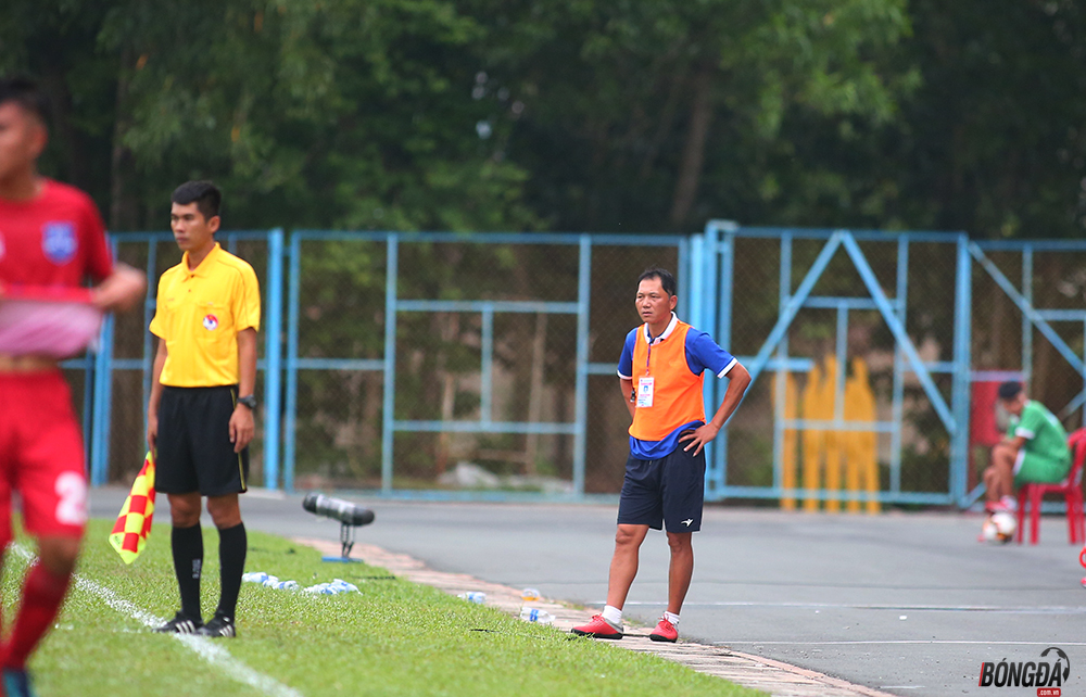 Bên ngoài đường biên HLV Nguyễn Minh Dũng của Viettel đứng ngồi không yên, bởi U17 Viettel thi đấu khá chệch choạc.