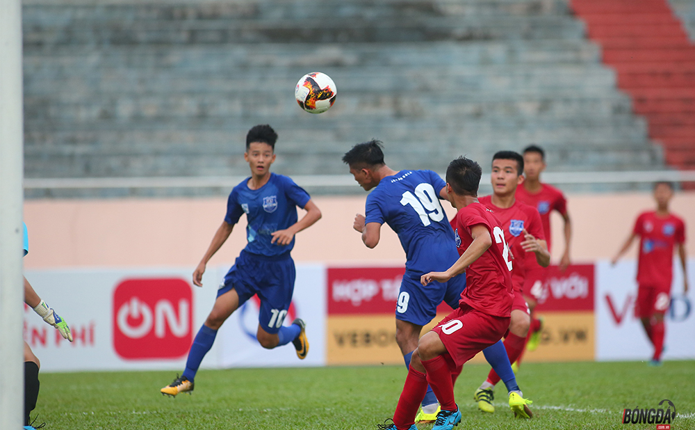 Không chấp nhận trắng tay, U17 Tây Ninh (xanh) đẩy cao đội hình uy hiếp khung thành U17 Viettel. Tuy nhiên trong một ngày thiếu may mắn và thủ môn Mạnh Cương đã chơi xuất sắc cản phá nhiều đường bóng ngon ăn từ đối thủ.