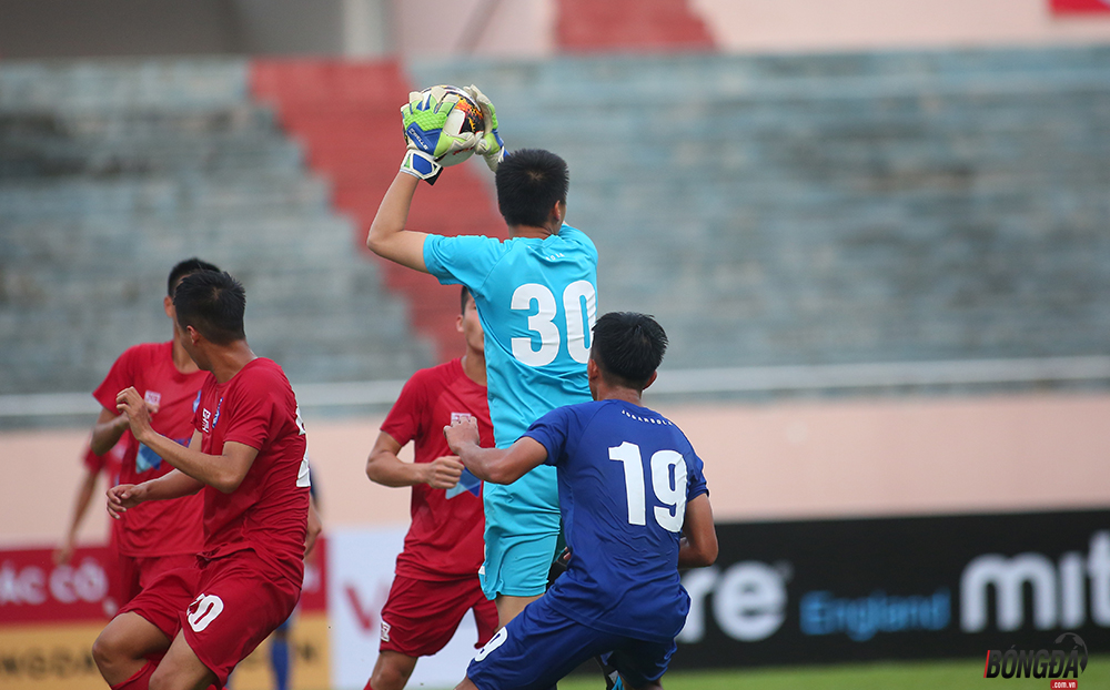 Thủ môn U17 Viettel - Phạm Mạnh Cương thể hiện sự chắc chắn trong khung thành đội bóng áo đỏ.