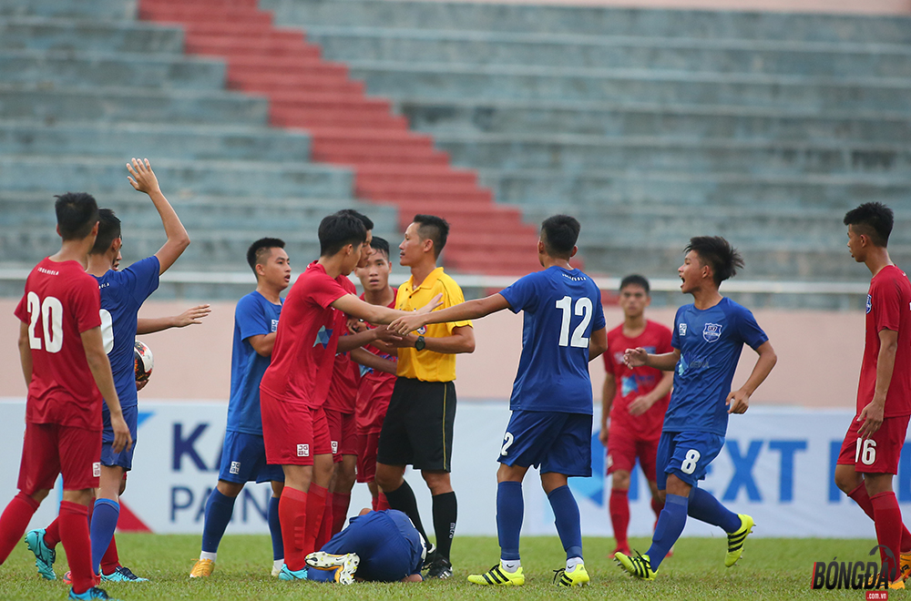 Những phút cuối hiệp 2 khi các cầu thủ Viettel đang dẫn trước U17 Tây Ninh 1-0, trong tình huống truy cản đối thủ Hồng Phúc đã có pha phạm lỗi khá mạnh với cầu thủ Tây Ninh. Anh lập tức bị trọng tài rút thẻ đỏ trực tiếp đuổi khỏi sân.