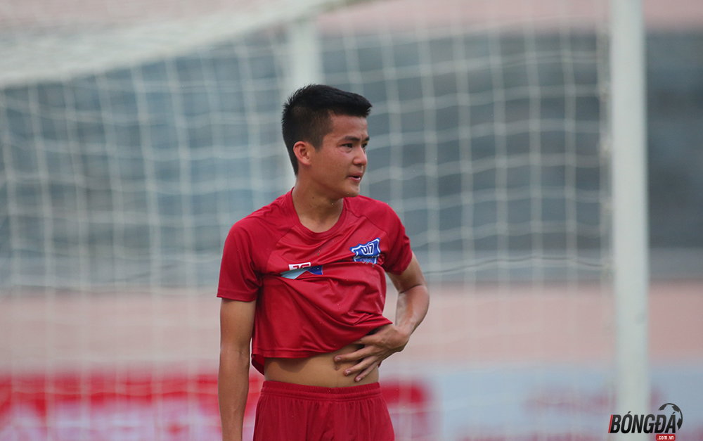 Giọt nước mắt của Hồng Phúc khi anh rời sân dù đội nhà U17 Viettel đang có được lợi thế dẫn bàn.