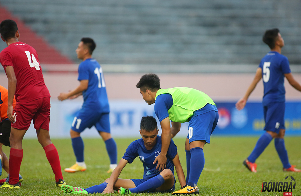Các cầu thủ U17 Tây Ninh gục ngã xuống sân khi trọng tài chính nổi còi kết thúc trận đấu. Dù được chơi trên sân nhà, chơi hơn người nhưmg U17 Tây Ninh vẫn chấp nhận thất bại 0-1 trước Viettel.