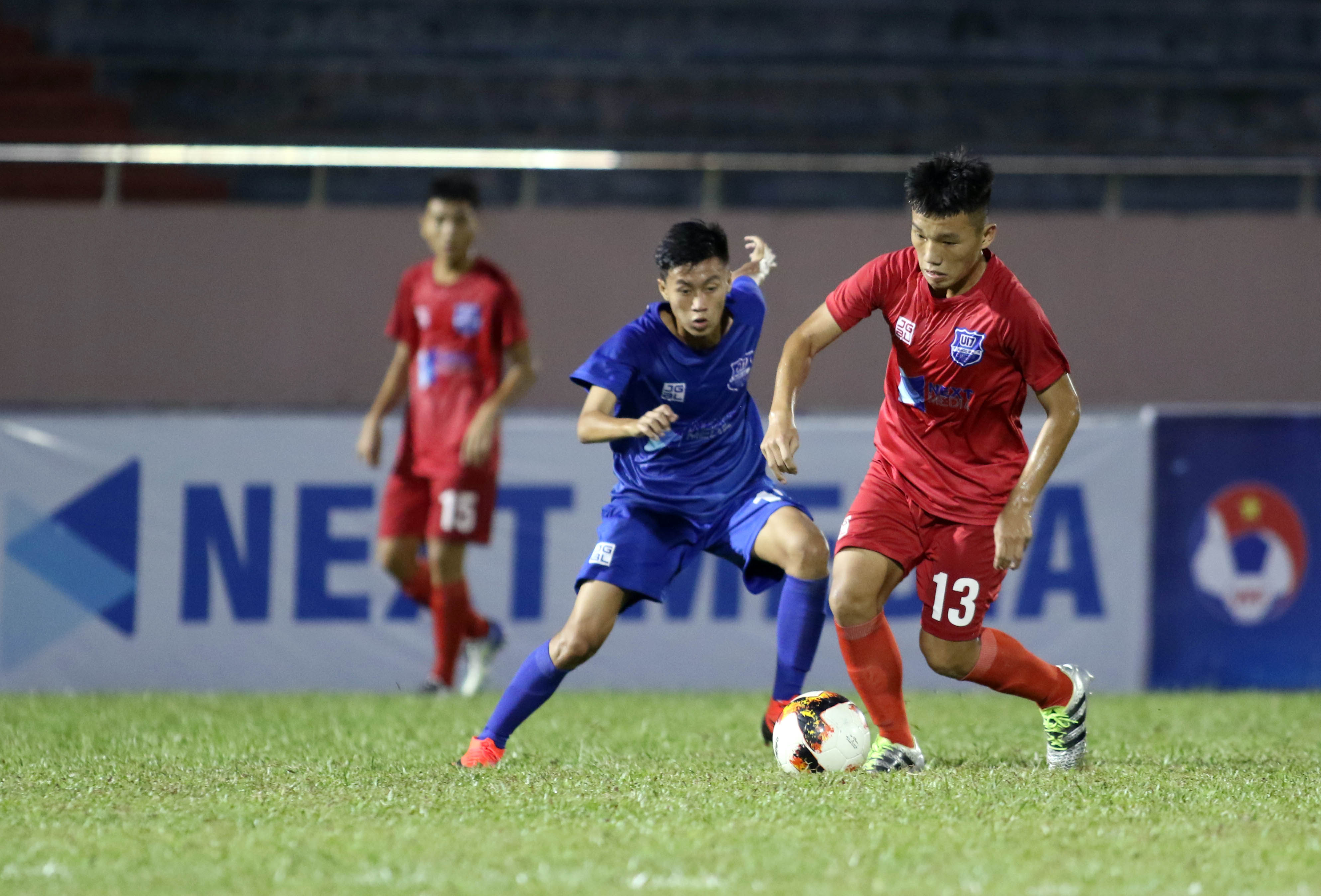 U17 Khánh Hòa với U17 Bình Dương chia điểm sau trận hòa 3-3. Ảnh: Tuấn Hữu.
