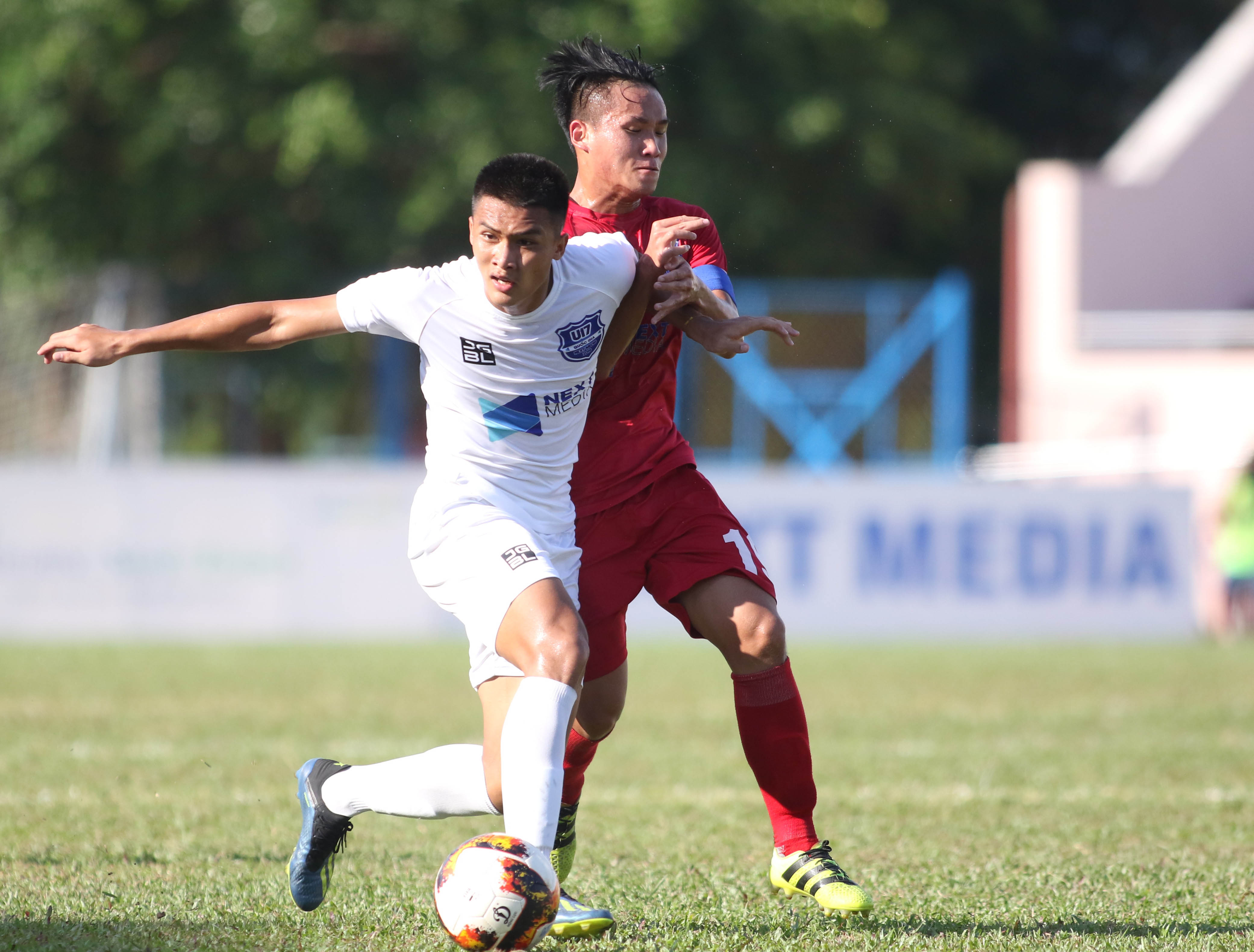 Sau nhiều nỗ lực hãm thành nguy hiểm, U17 PVF đã có được thành quả ở phút 39. Từ pha đá phạt của Đoàn Chí Bảo bên phía U17 PVF, Võ Quốc Dân đã có pha băng vào đánh đầu cận thành chính xác, san bằng cách biệt 1-1 cho U17 PVF.