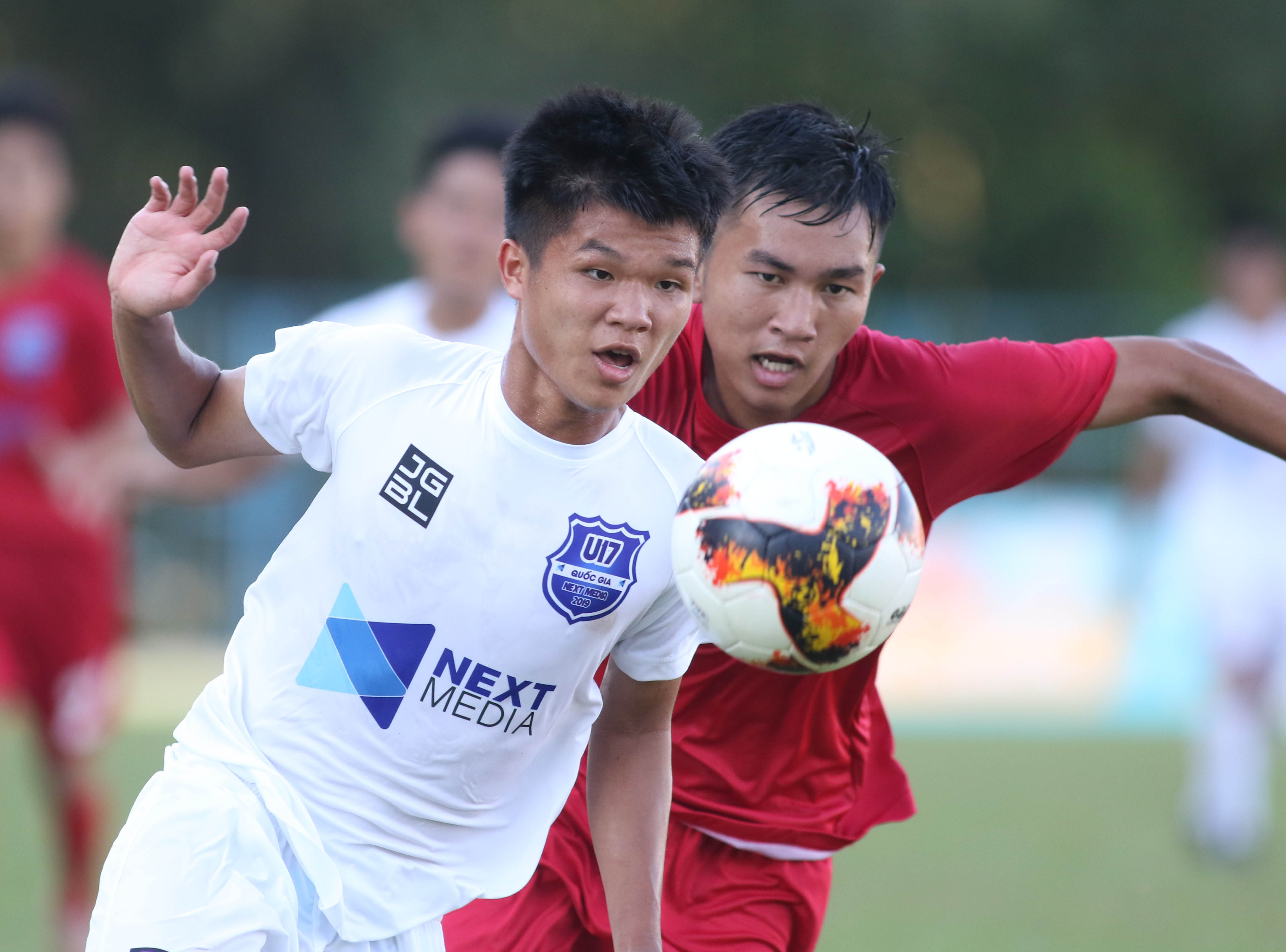 U17 PVF (trắng) đối đầu U17 Viettel (đỏ) ở trận bán kết thứ nhất U17 Quốc gia 2019 trên sân Tây Ninh. Trước khi bước vào trận đấu này, U17 PVF xếp nhì bảng B, gặp Viettel xếp nhất bảng A.