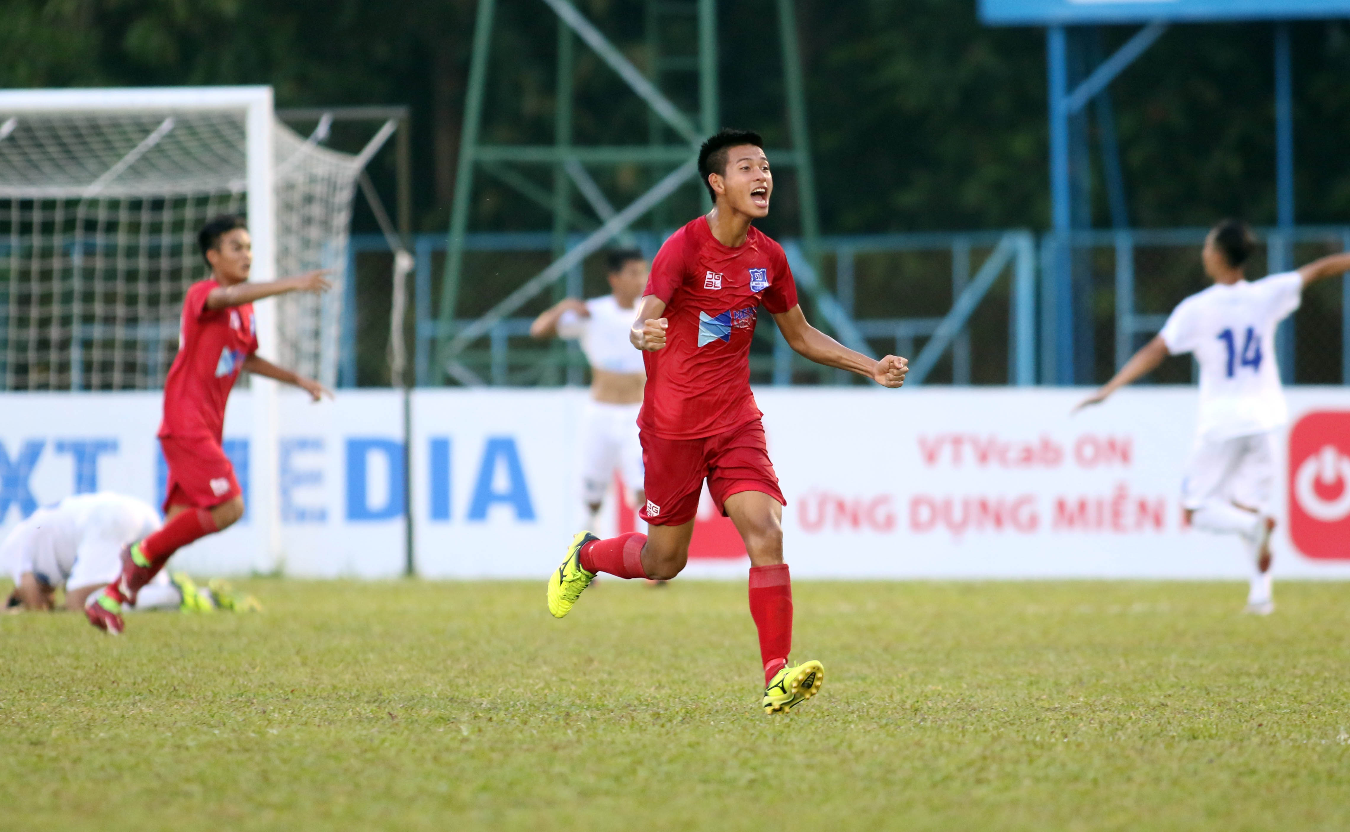 Rất bất ngờ U17 Viettel có bàn thắng vươn lên dẫn trước ngay ở phút thứ 2 của Nguyễn Ngọc Tú.