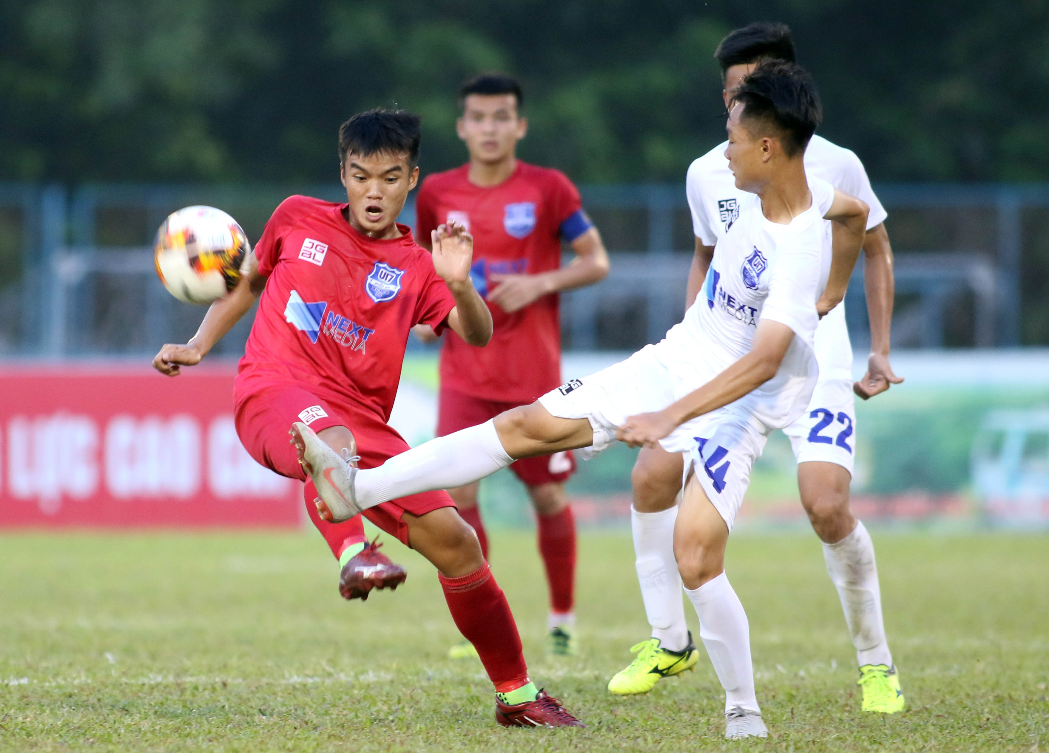 Chia điểm trong hiệp 1. Đến phút 74 của hiệp 2, Nguyên Hoàng đã trở thành người hùng giúp U17 PVF nâng tỷ số lên 2-1. Sau đường tạt bóng bên cánh trái của cầu thủ vào sân thay người Xuân Bắc, Nguyên Hoàng băng vào thực hiện cú đá tầm thấp đi trúng vị trí của thủ môn Văn Chức bật ra. Ở cú đá bồi tiếp theo, Nguyên Hoàng đã không cho Văn Chức có cơ hội cản phá.