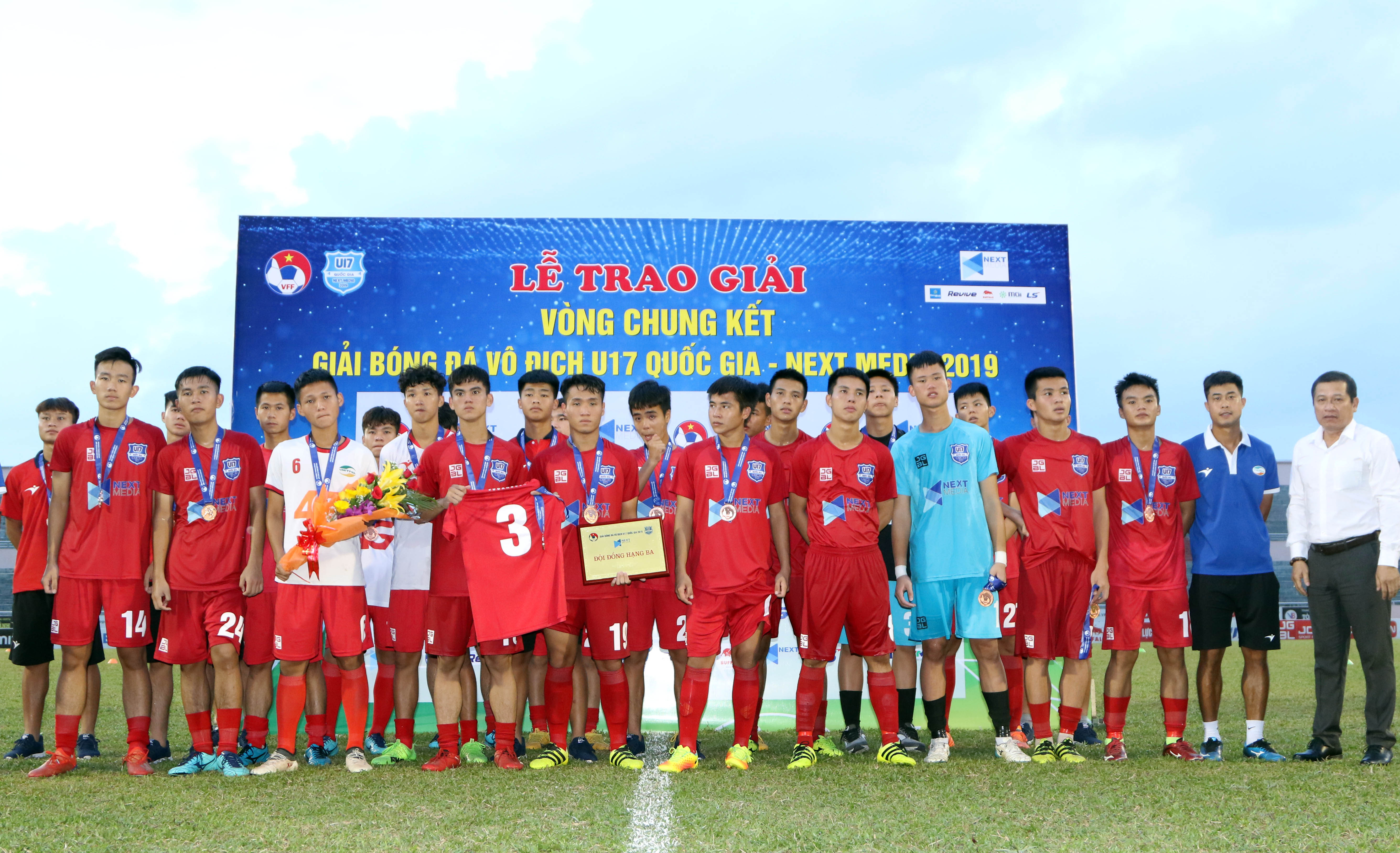 U17 Viettel nhận giải Đồng hạng ba, giống như các cầu thủ U17 HAGL.