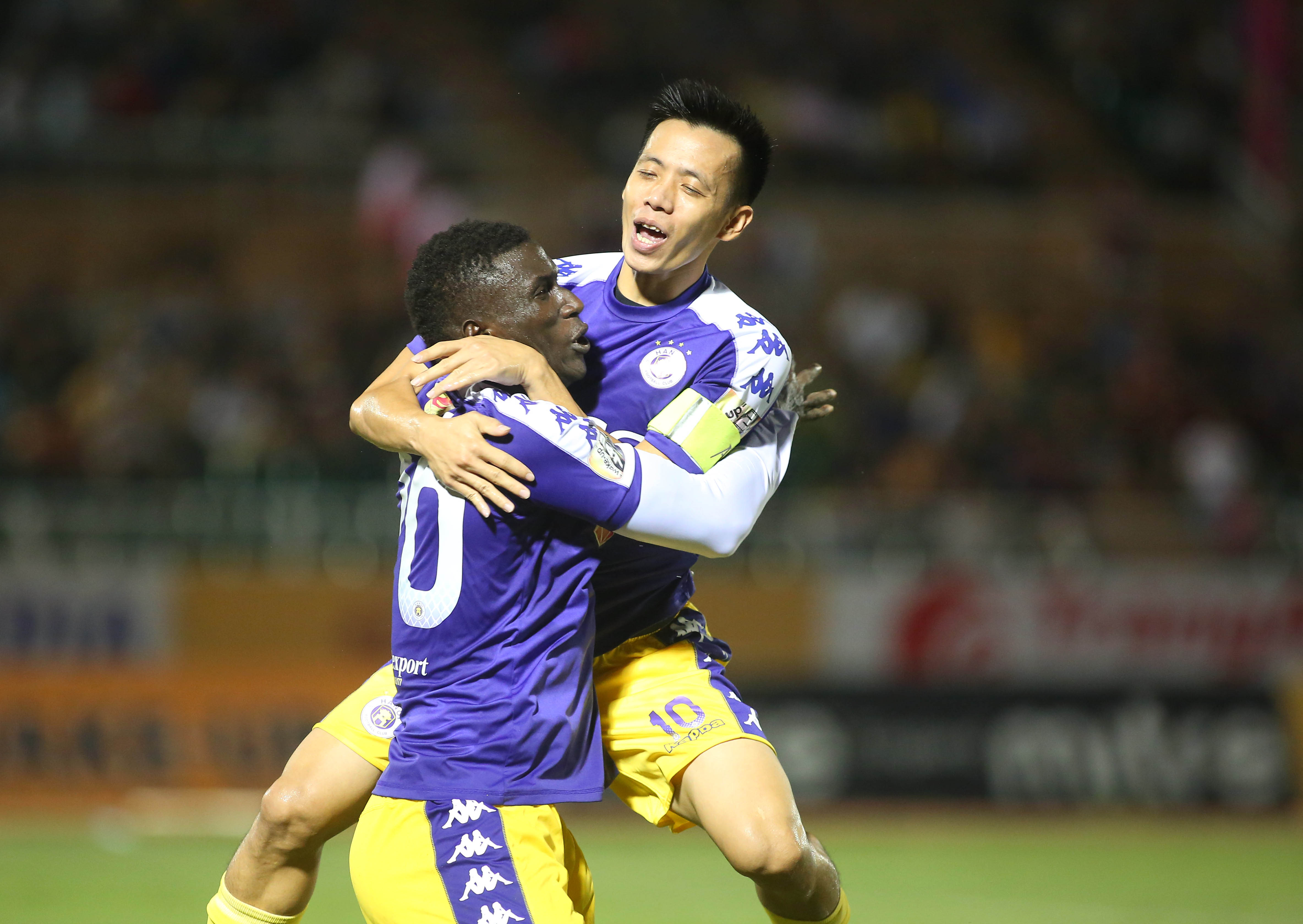 Niềm vui của Văn Quyết và ngoại binh Omar, người đã có cú đúp trong chiến thắng 4-1 của đội bóng thủ đô. Ảnh: Đình Viên.