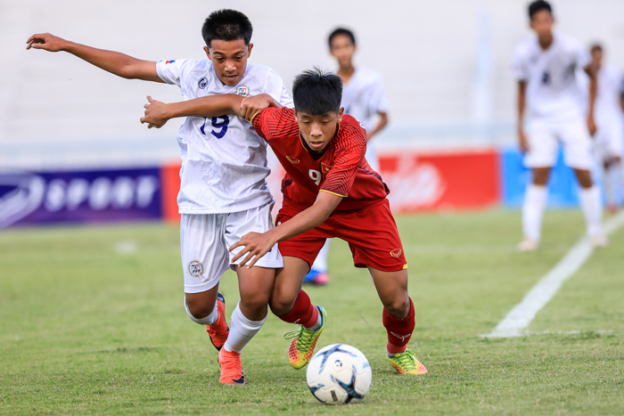 U15 Việt Nam (đỏ) đánh bại Đông Timor 1-0 để giành vé đi tiếp.