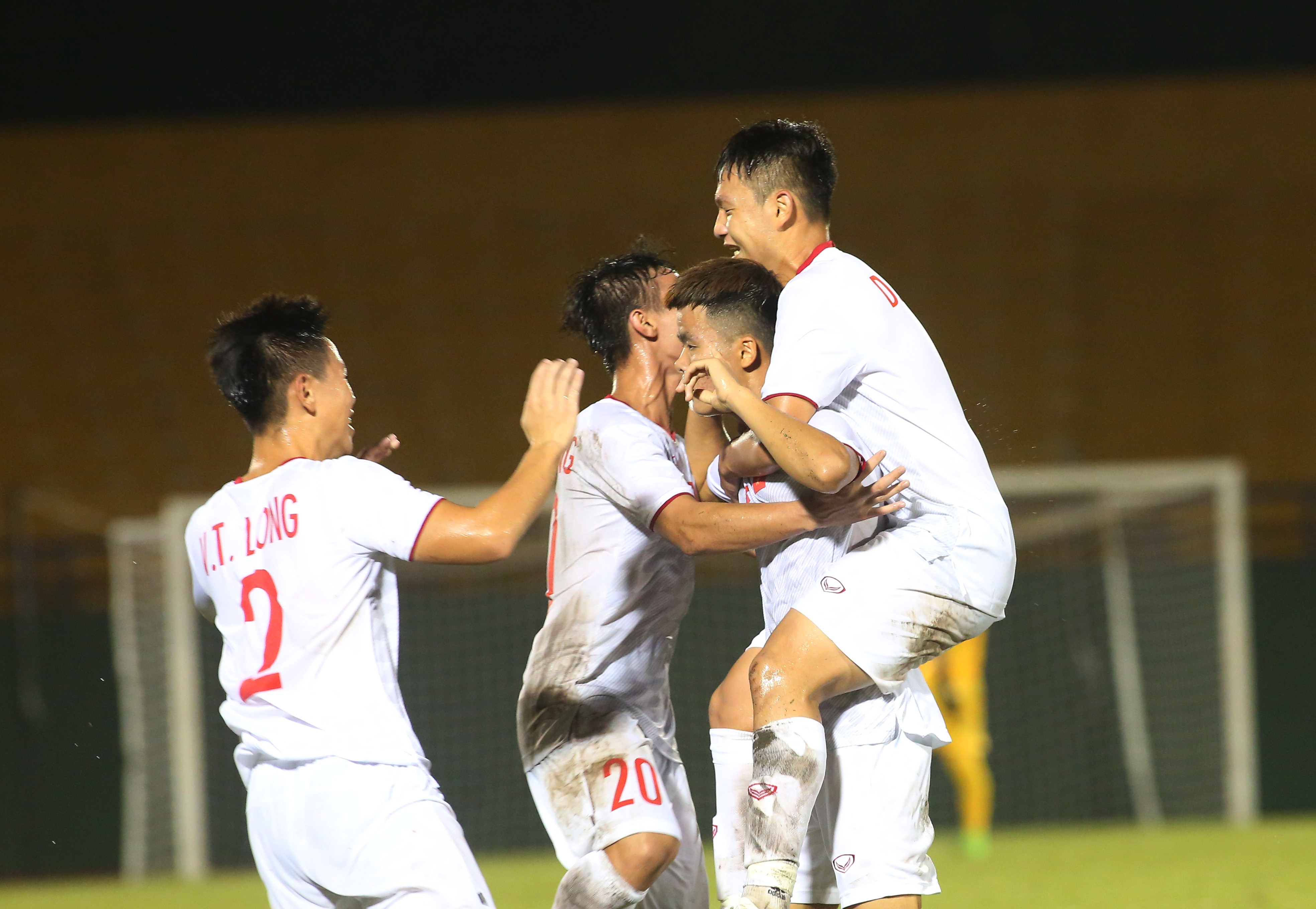 Niềm vui của các cầu thủ U18 Việt Nam.