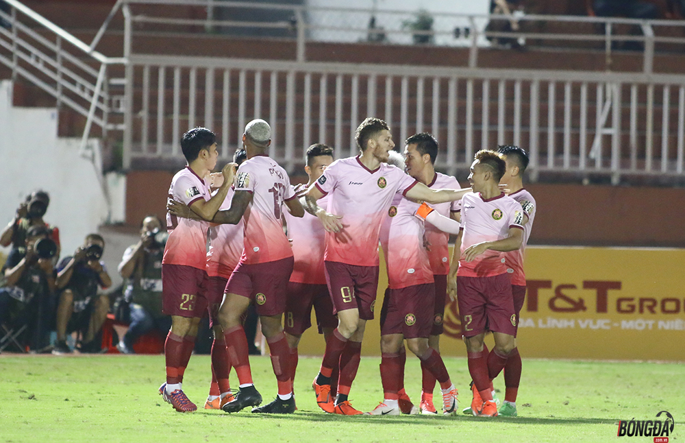 Ngay phút thứ 2, Văn Ngọ đã mở tỉ số trận đấu bằng tình huống dứt điểm từ xa đẹp mắt đánh bại Tô Vĩnh Lợi, 1-0 cho Sài Gòn FC.