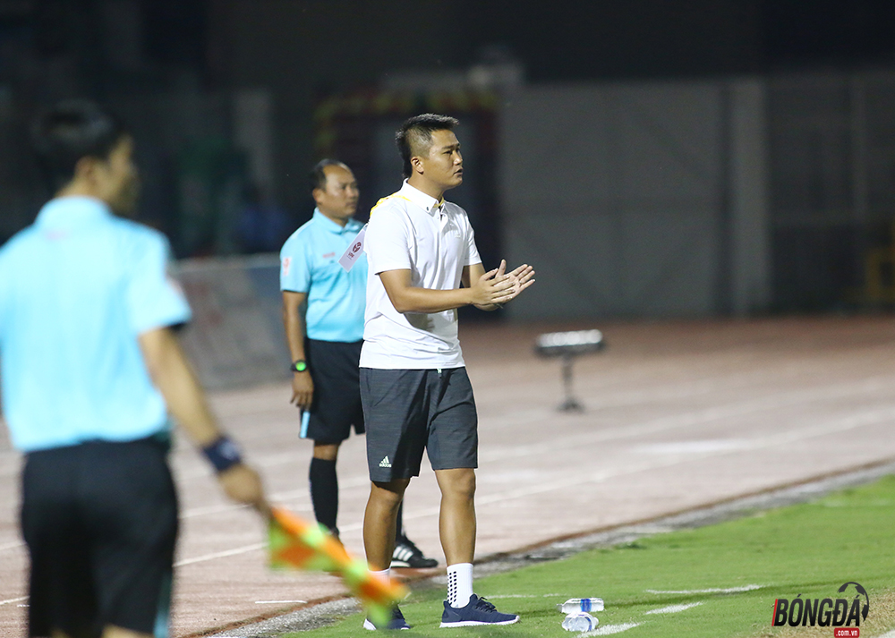 Dù nhận bàn thua sớm nhưng HLV Mai Xuân Hợp vẫn cố gắng chỉnh đốn đội hình giúp Thanh Hóa lấy lại thế trận trong hiệp 1.