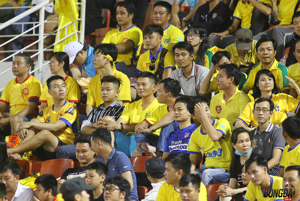 Dù đội bóng Thanh Hóa không có thứ hạng tốt giai đoạn lượt về nhưng vẫn rất đông người con xứ Thanh xa quê hương đến sân Thống Nhất cổ vũ các cầu thủ con cưng.