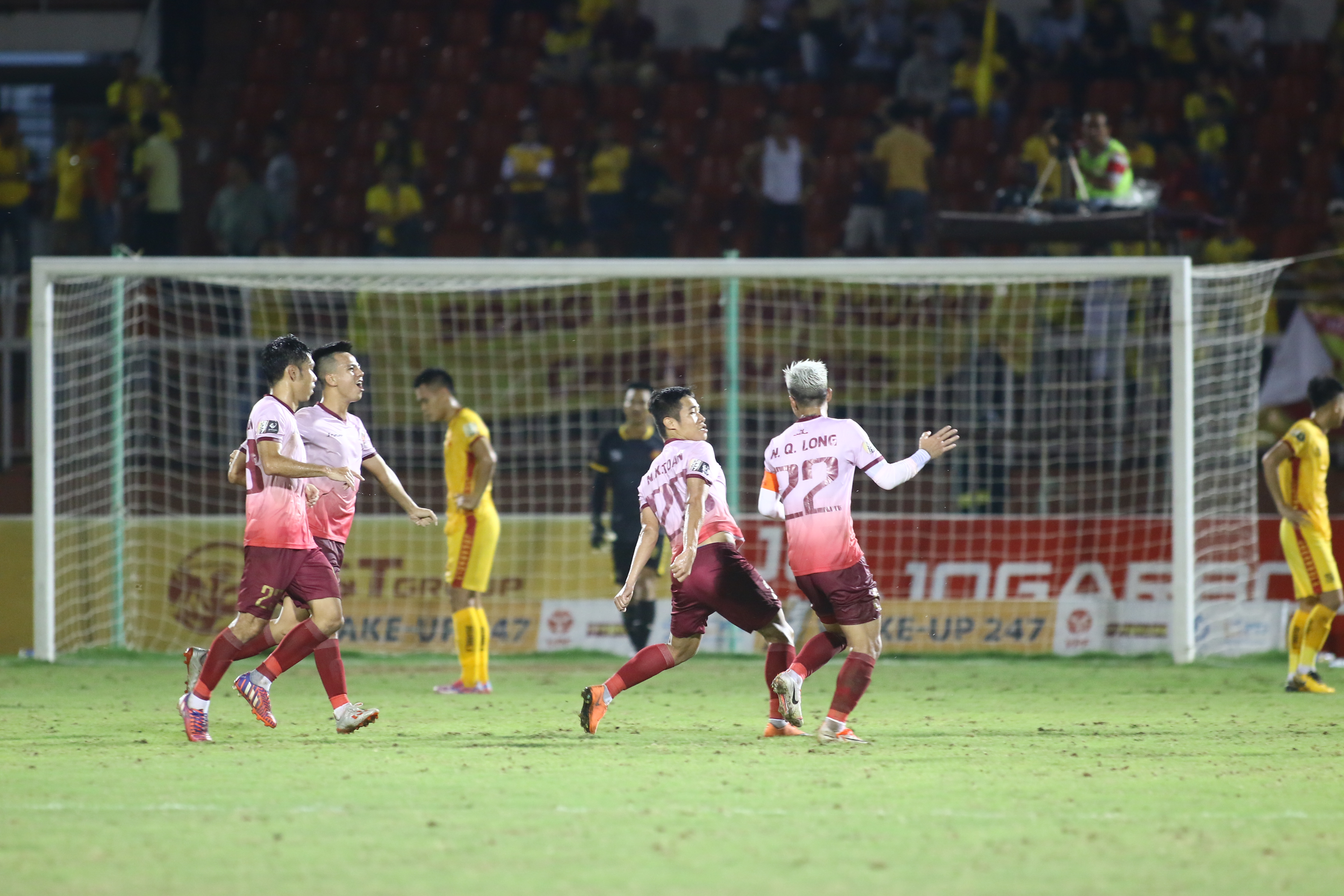 Bất ngờ phút 90+1 Ngô Xuân Toàn nâng tỉ số lên 2-0 sau một pha tấn công nhanh.