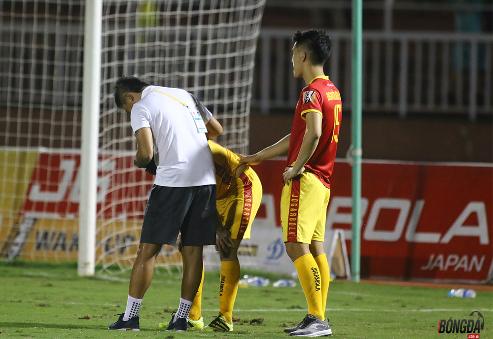 Lê Văn Đại đã bật khóc khi đội nhà thua tức tưởi trên sân Thống Nhất.