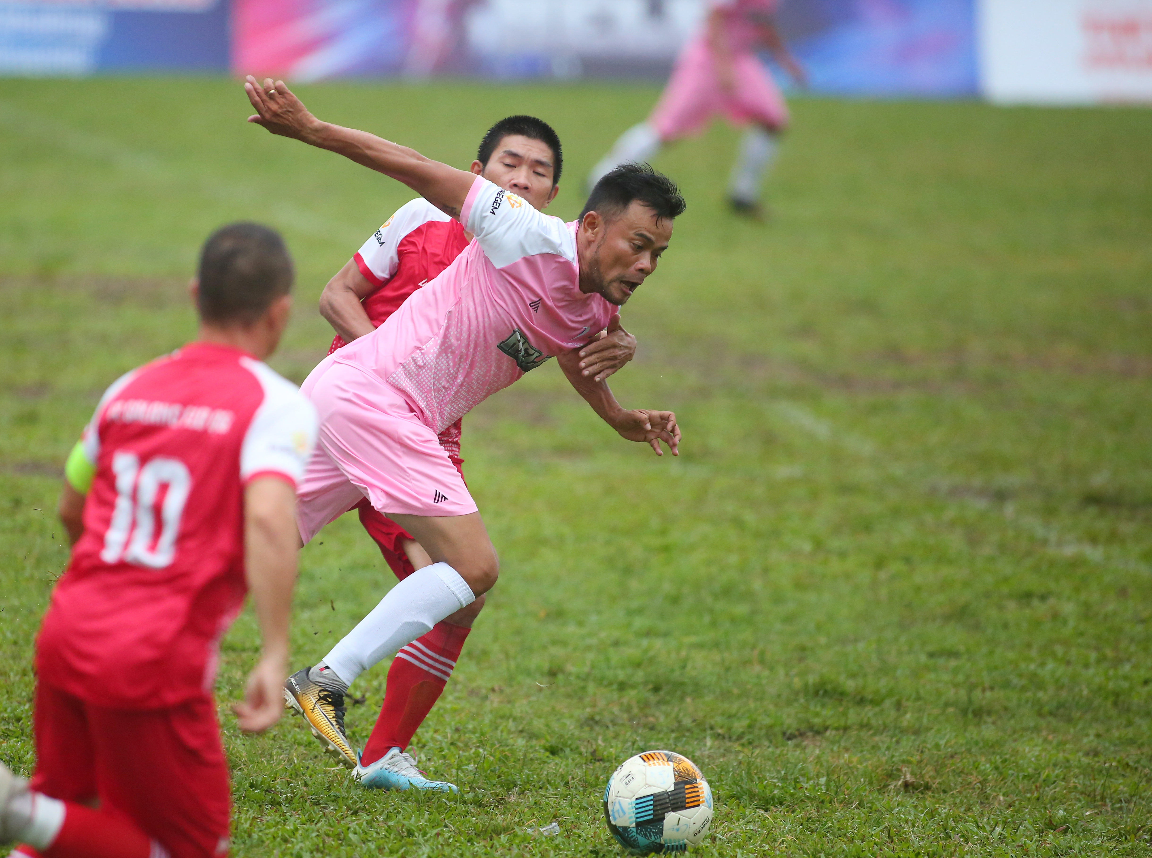 Ngũ Chí Thắng (áo hồng) lập cú đúp vào lưới Galang FC giúp Dũng Sea giành trọn 3 điểm và trở lại cuộc đua vô địch. Ảnh: Phương Nam.