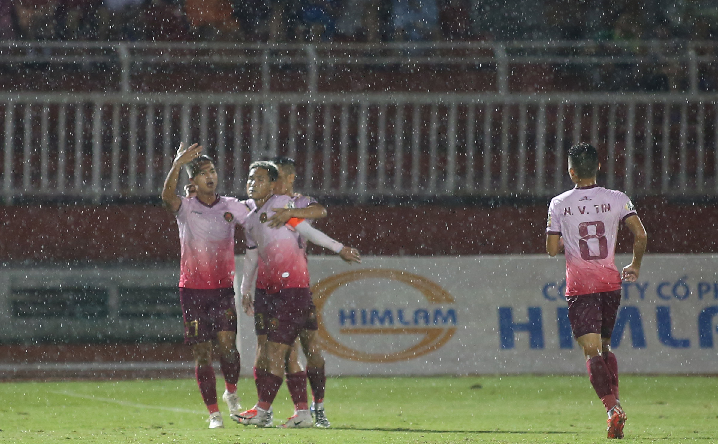 Niềm vui chiến thắng của các cầu thủ Sài Gòn FC trên sân Thống Nhất. Ảnh: Đình Viên.