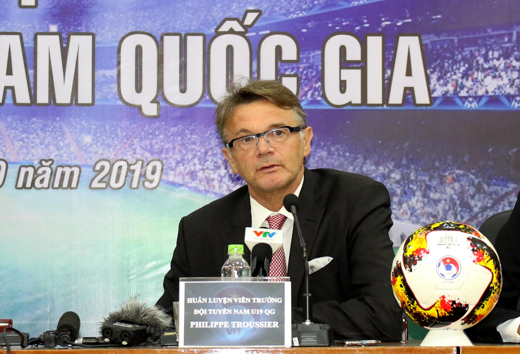 HLV Philippe Troussier dẫn dắt U19 Việt Nam thi đấu giải tại Bangkok - Thái Lan.