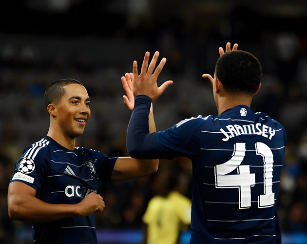 Ảnh bài viết Dwight Yorke nói rõ lý do Bayern Munich không thể xem thường Aston Villa