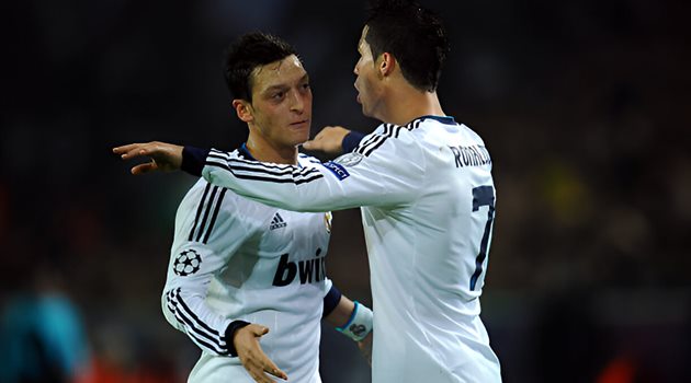 Ảnh bài viết Bị hỏi khó về Ronaldo và Messi, Ozil đáp trả điệu nghệ giúp CĐV Real "mát mặt"