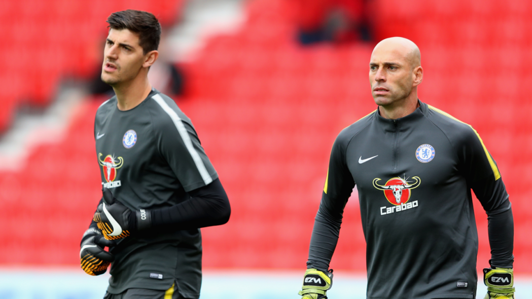 Caballero (phải) không thể cạnh tranh vị trí thủ môn chính thức Chelsea với Courtois.