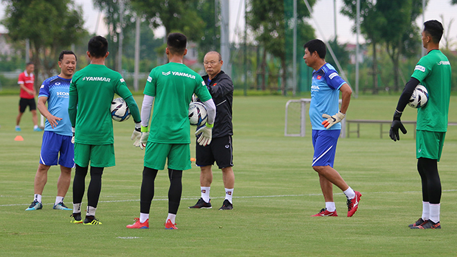 Thầy Park thị phạm cho các thủ môn U22 Việt Nam. Ảnh Minh Anh.