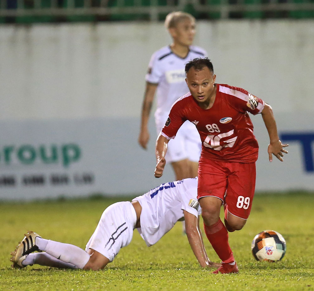 Nguyễn Trọng Hoàng ghi bàn khá dễ dàng cho Viettel. Ảnh VPF.