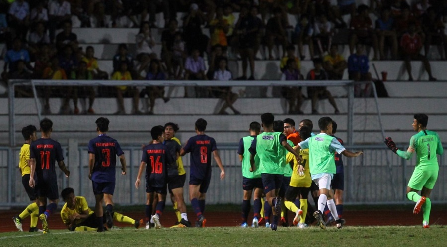 Pha hỗn loạn sau trận chung kết U15 ĐNÁ 2019 giữa chủ nhà Thái Lan và Malaysia. Cre: Siam