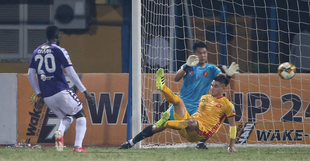 Pape Omar ghi bàn vào lưới đội bóng cũ Thanh Hóa. Ảnh: VPF.