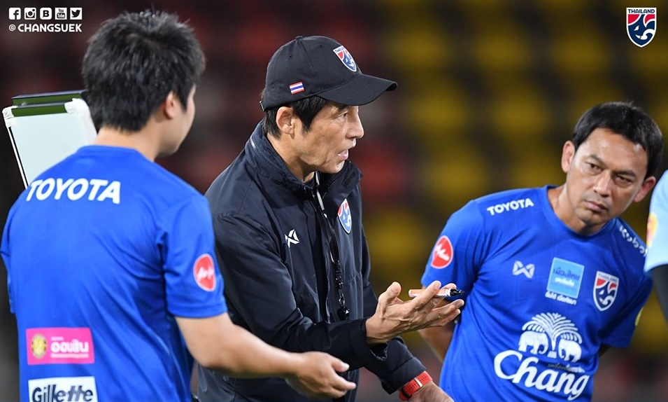 HLV Akira Nishino trao đổi cùng các cộng sự trong ban huấn luyện. Cre: FAT.