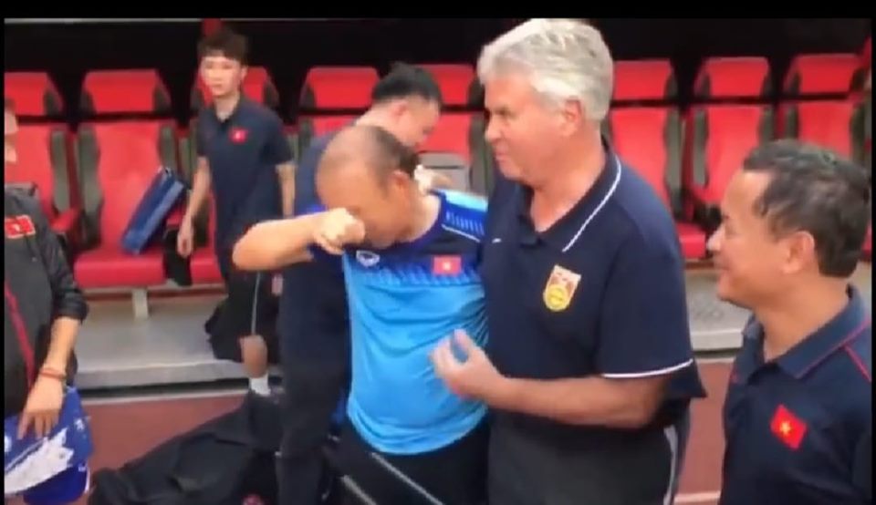 Thầy Park rưng rưng nước mắt khi gặp lại cố nhân Guus Hiddink.