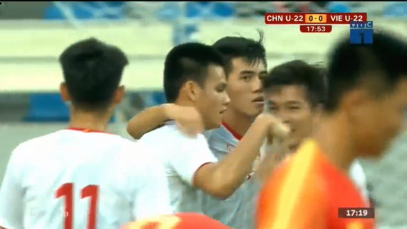 Tiến Linh mừng bàn thắng mở tỷ số 1-0 cùng đồng đội. Ảnh chụp màn hình.