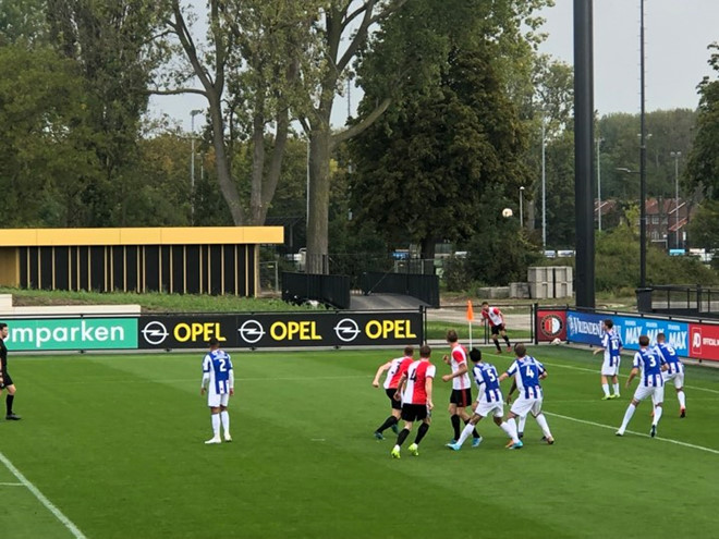 Văn Hậu (5) trong trận đội trẻ Heerenveen hòa 3-3 với đội trẻ Feyenoord.