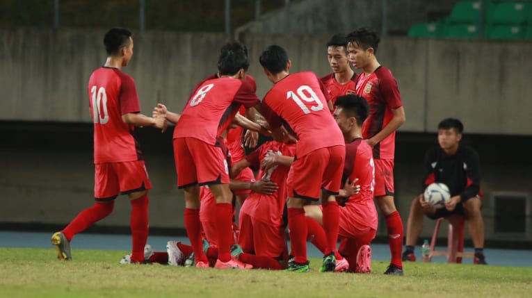 Niềm vui chiến thắng của các cầu thủ U19 Lào.