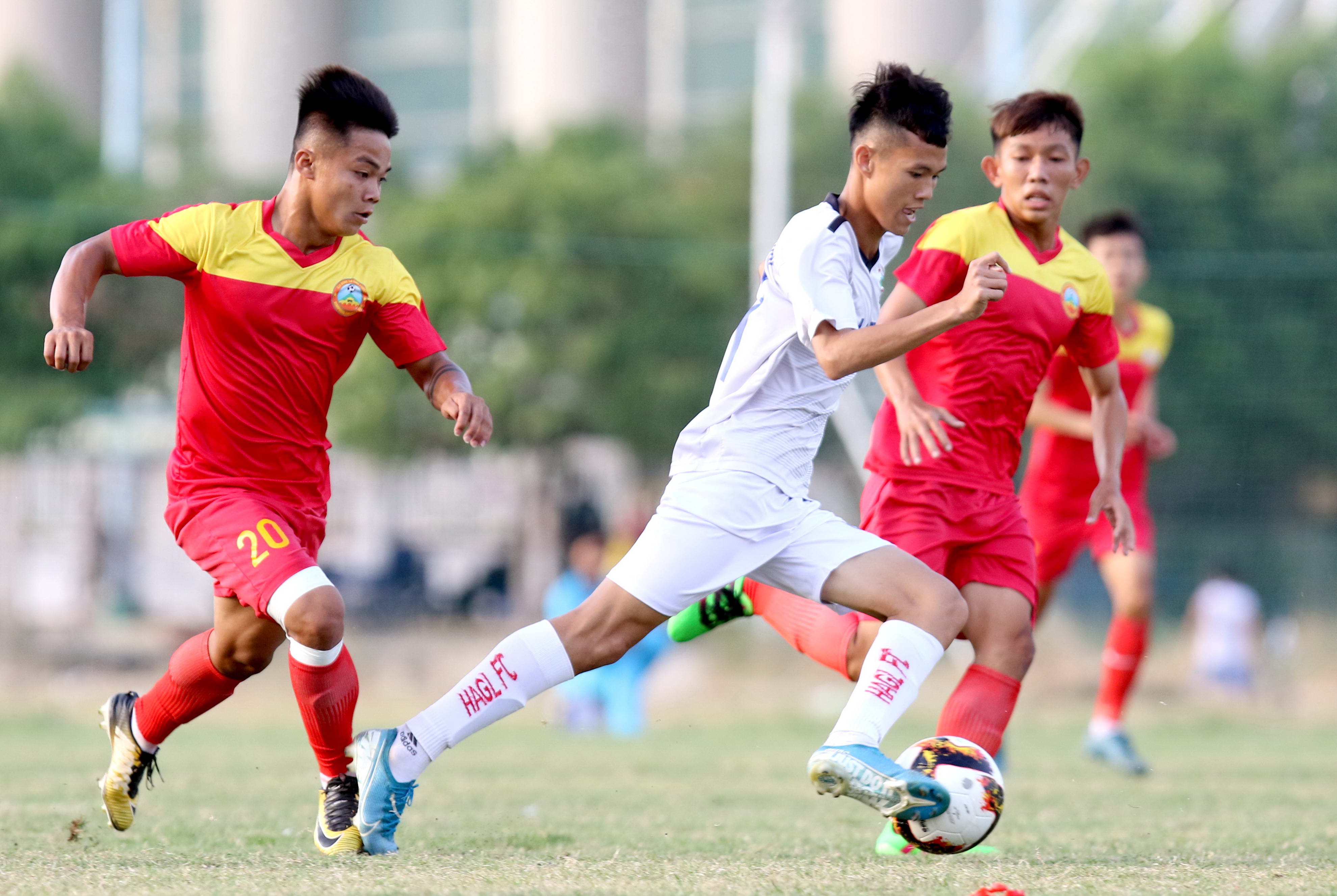 Một trận đấu tại vòng loại U19 quốc gia 2020. Ảnh VFF.