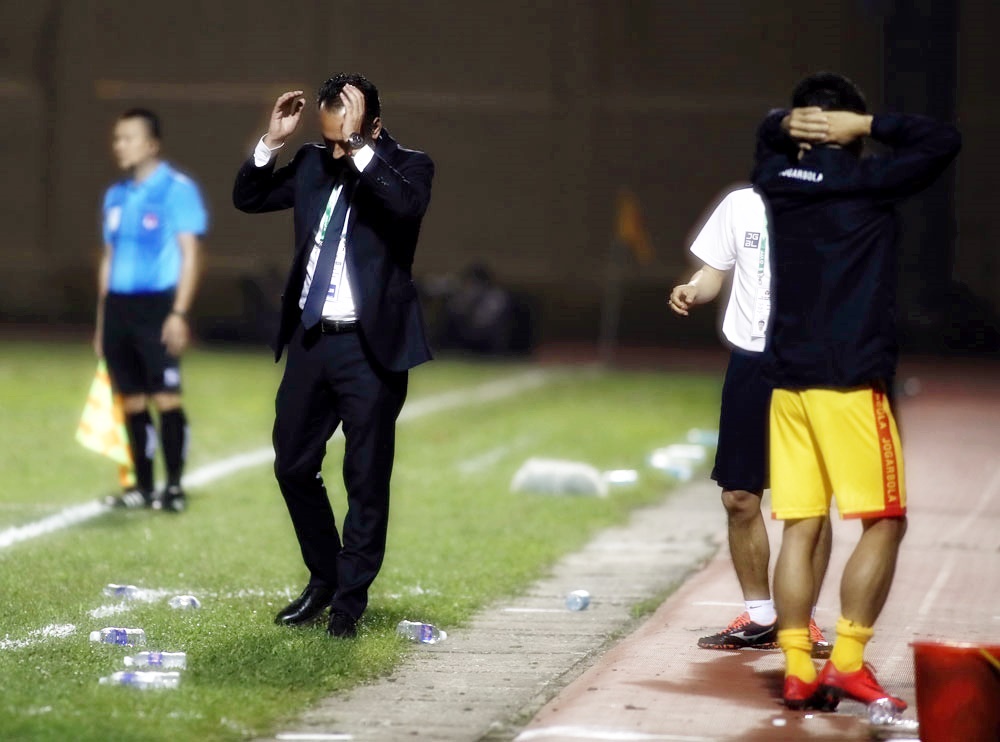HLV Fabio Lopez sớm cảm nhận sự tàn khốc của V-League. Ảnh VPF.