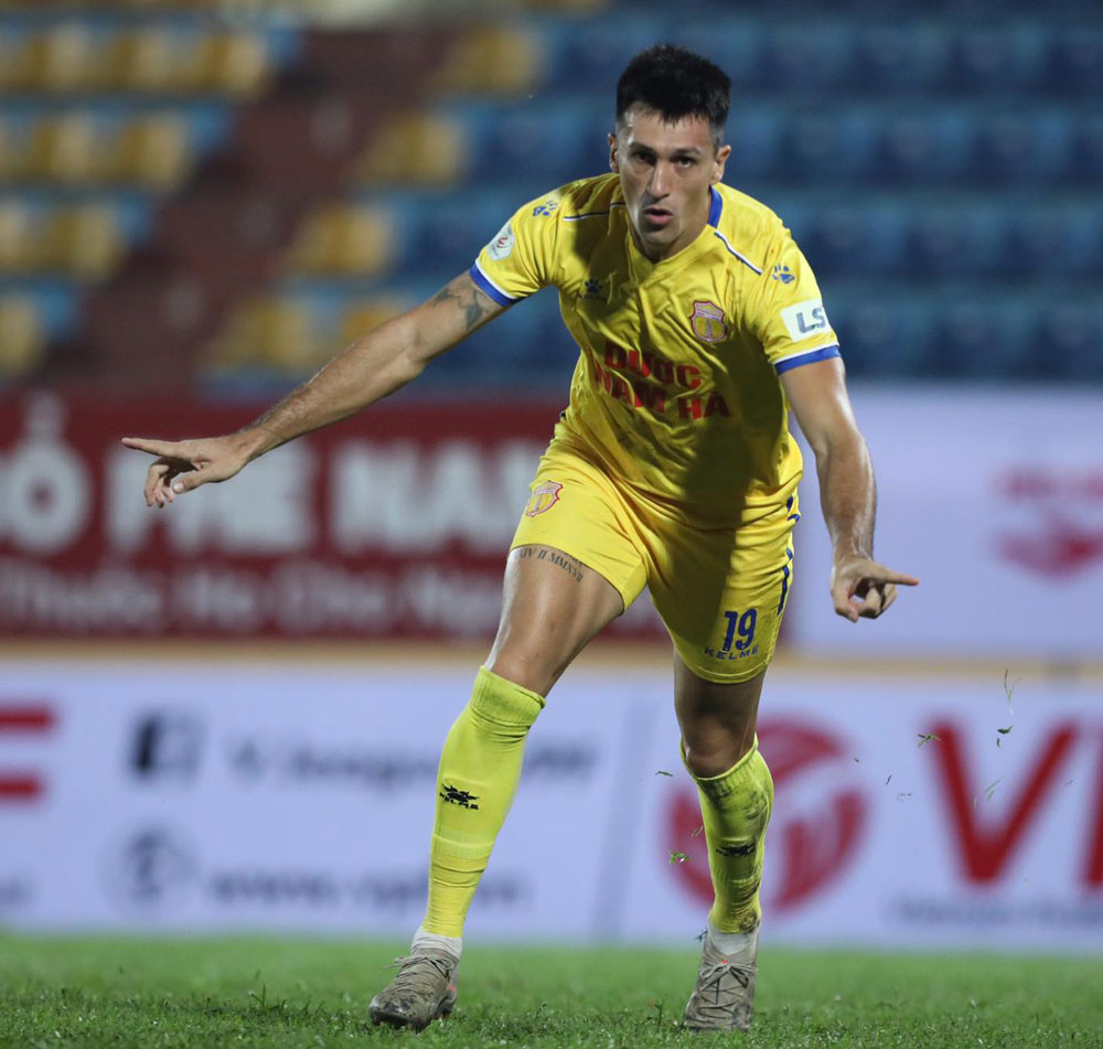 Đỗ Merlo gừng càng già càng tay, vẫn là chân sút ghi bàn hiệu quả ở V-League. Ảnh VPF.