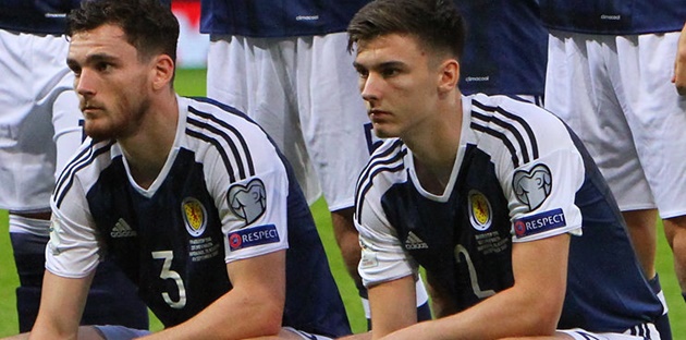 Andrew Robertson (trái) và Kieran Tierney trong cùng màu áo đội tuyển Scotland.