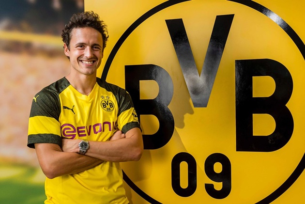 Ảnh bài viết CHÍNH THỨC: Dortmund chiêu mộ thành công tiền vệ trụ từng ghi hat-trick