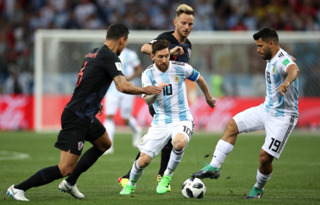 Siêu sao Messi hoàn toàn bị các cầu thủ áo sọc caro làm lu mờ.