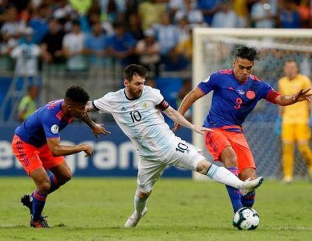 Colombia bất ngờ đánh bại Argentina trong trận đầu ra quân.