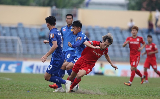 Văn Toàn rất nỗ lực trên hàng công nhưng không đủ sức.