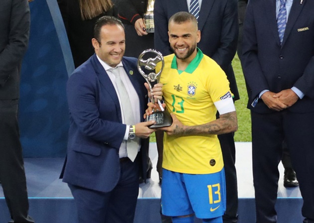 Dani Alves là cầu thủ lớn tuổi nhất giành danh hiệu cầu thủ xuất sắc nhất Copa America.