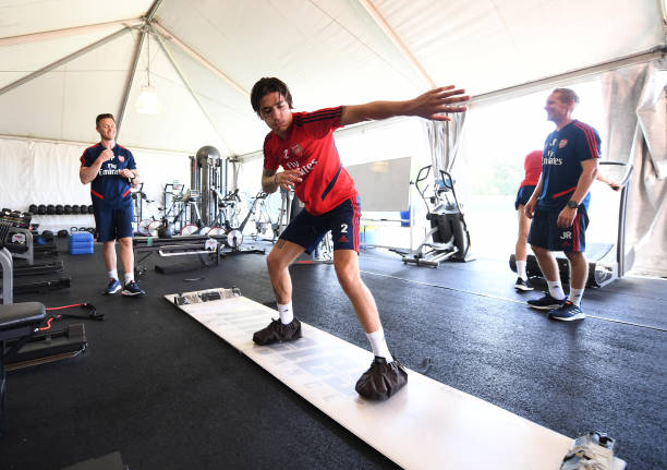 Hector Bellerin vẫn phải miệt mài tập riêng tại phòng gym.